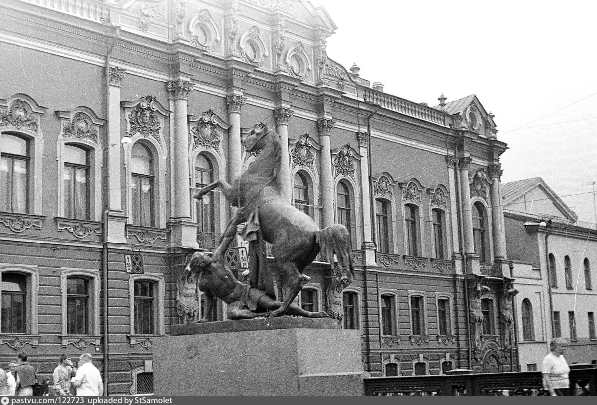 Аничков мост и дворец