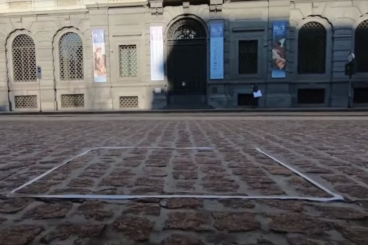 Невидимая скульптура в милане