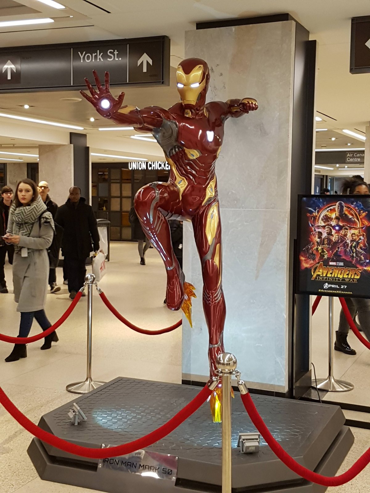 Iron man статуя