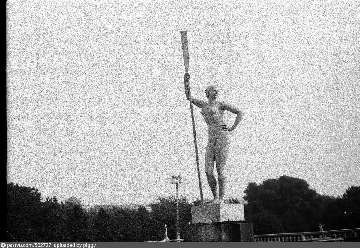 Иван Шадр девушка с веслом 1936