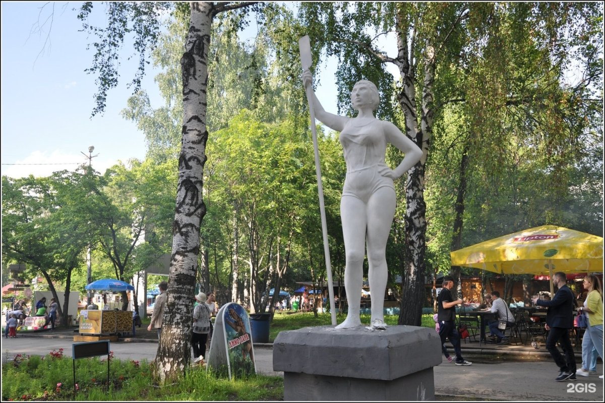 Тутаев скульптура «девушка с шарфом»