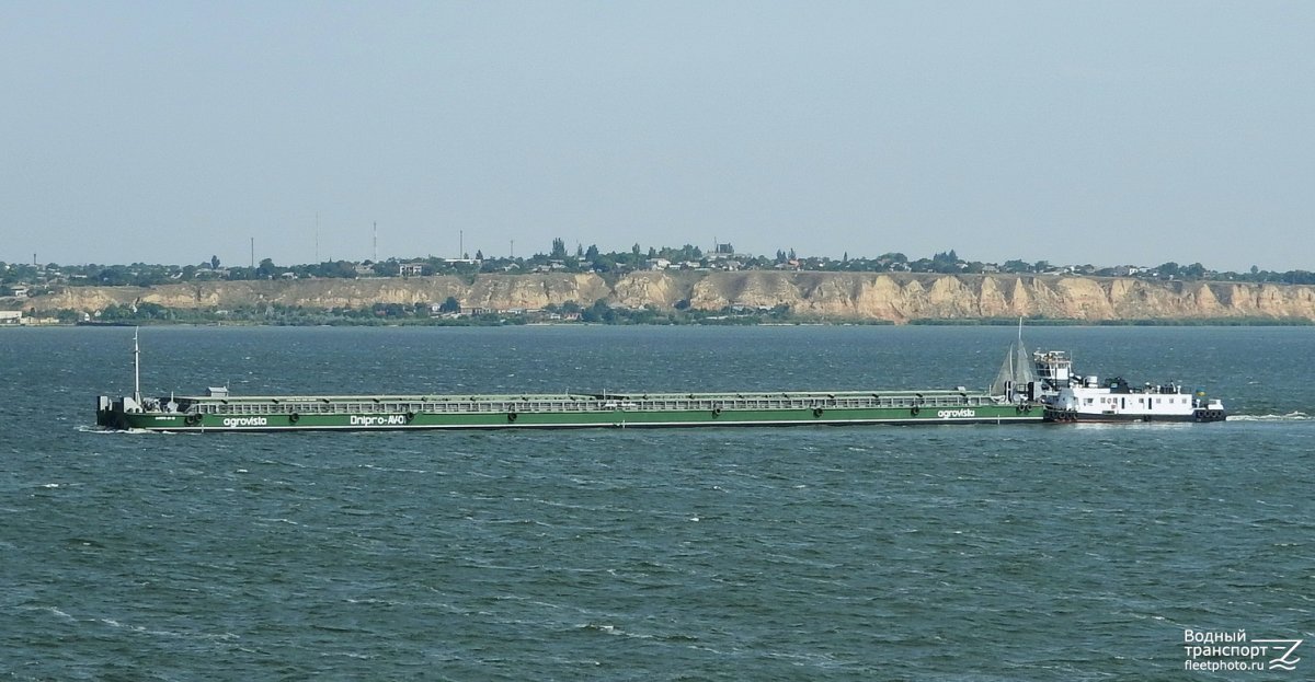Морская баржа в Балтике