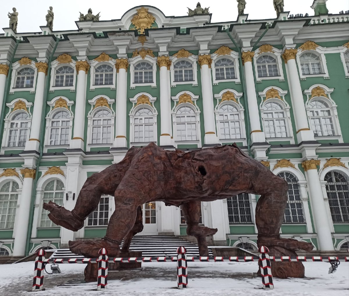 Львы во дворе Эрмитажа