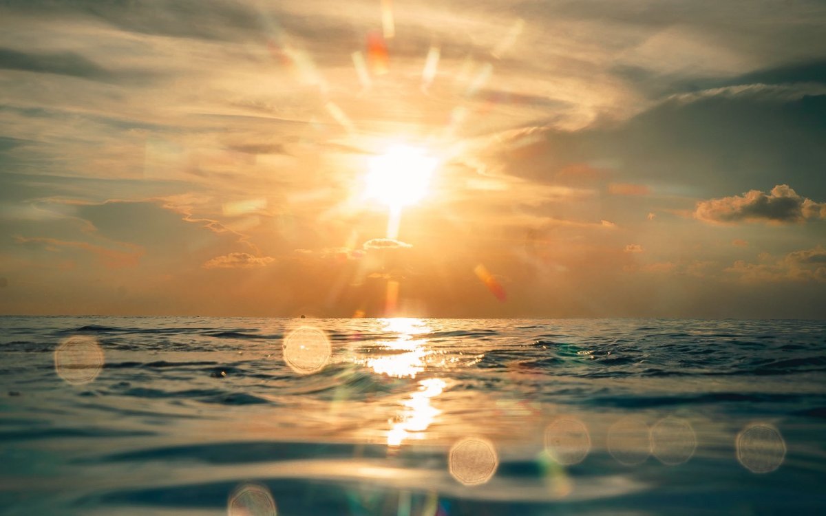 Солнечные блики на море