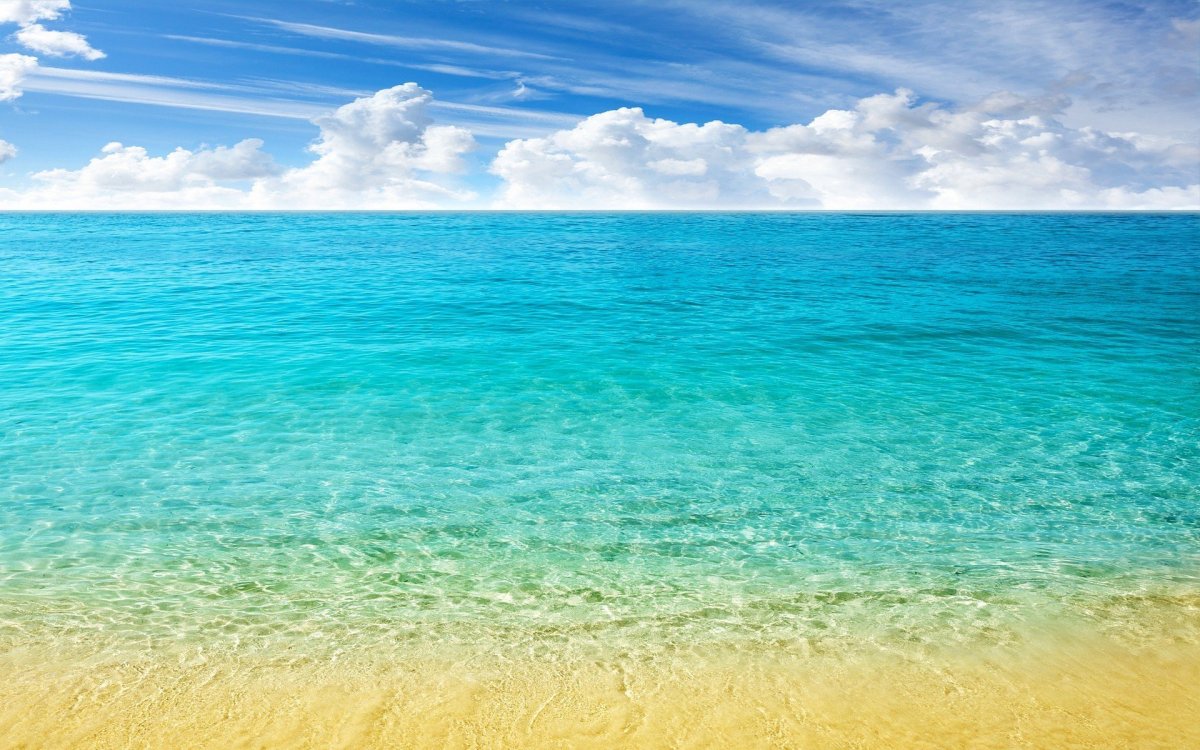 Бывает Лазурное море
