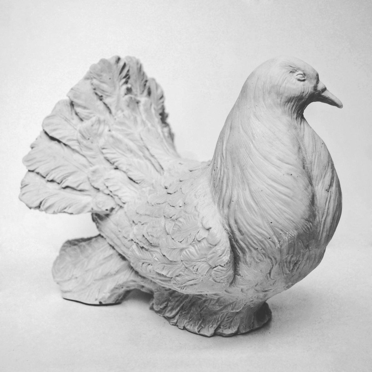 Голубь из литьевого мрамора