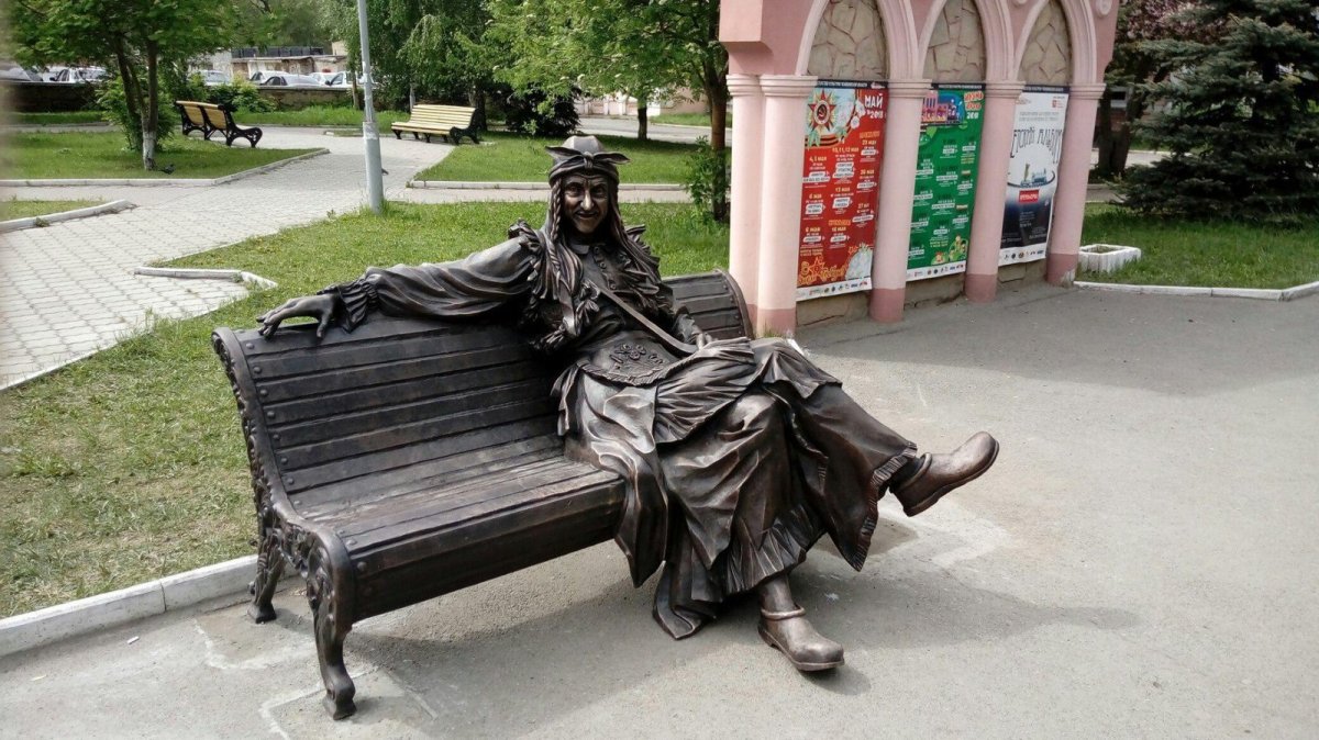 Памятник бабе Яге в Екатеринбурге