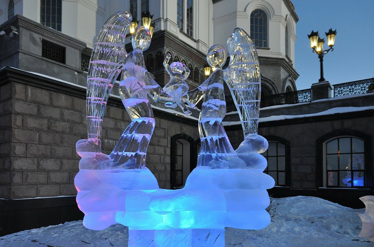 Монетки в ледяных фигурах