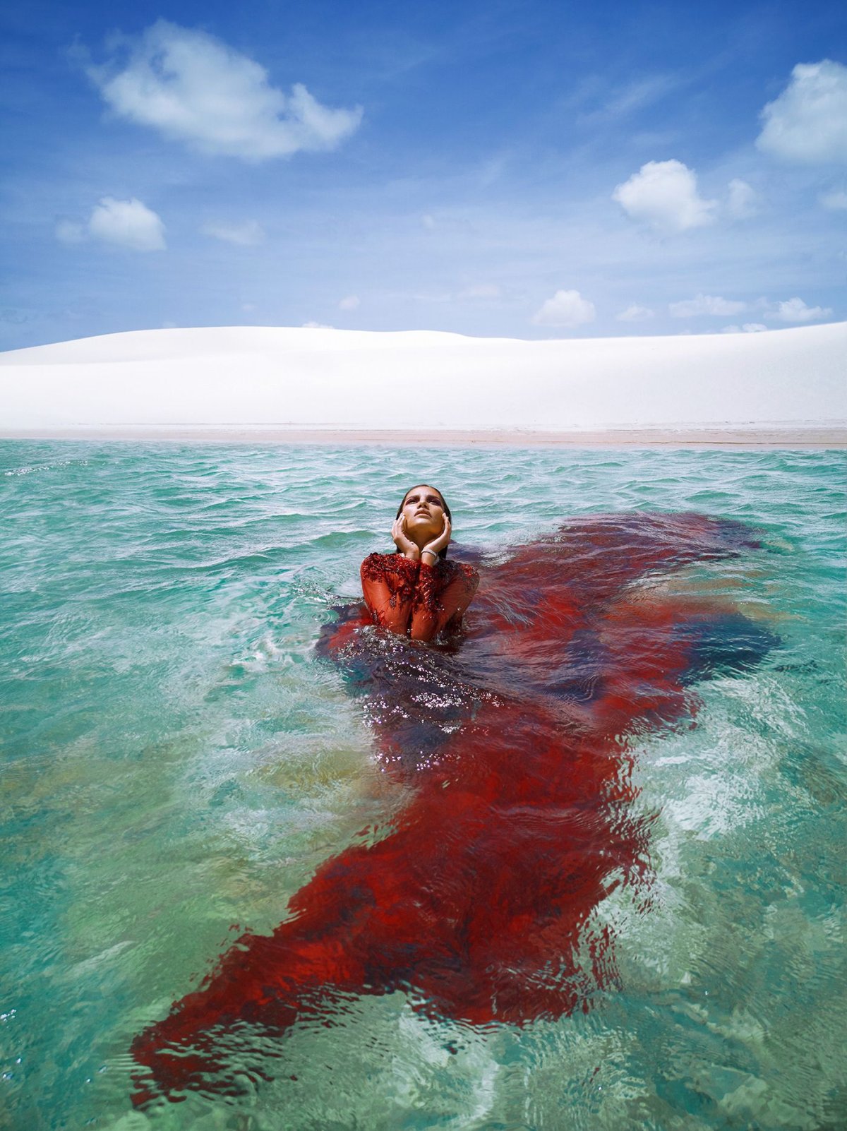 Красная вода в море