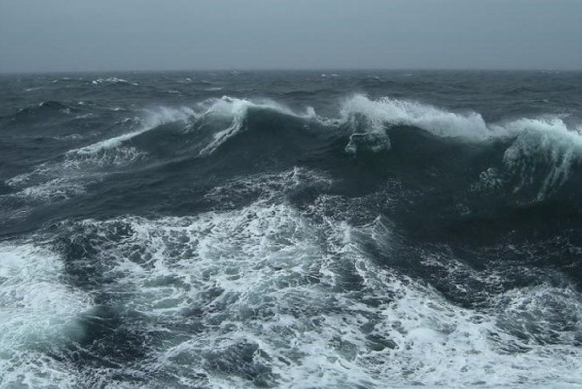 Бушующее черное море