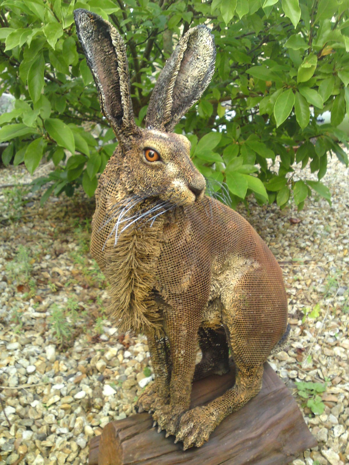 Кролик скульптура