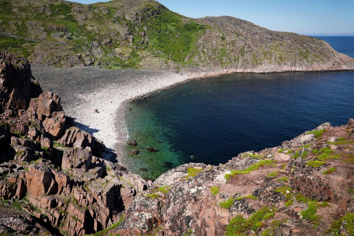 Корабль в Териберке в море