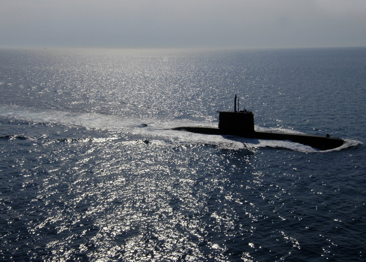 Подводная лодка в море