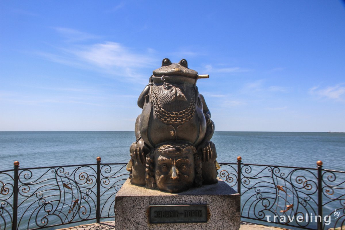 Памятник жабе в Бердянске