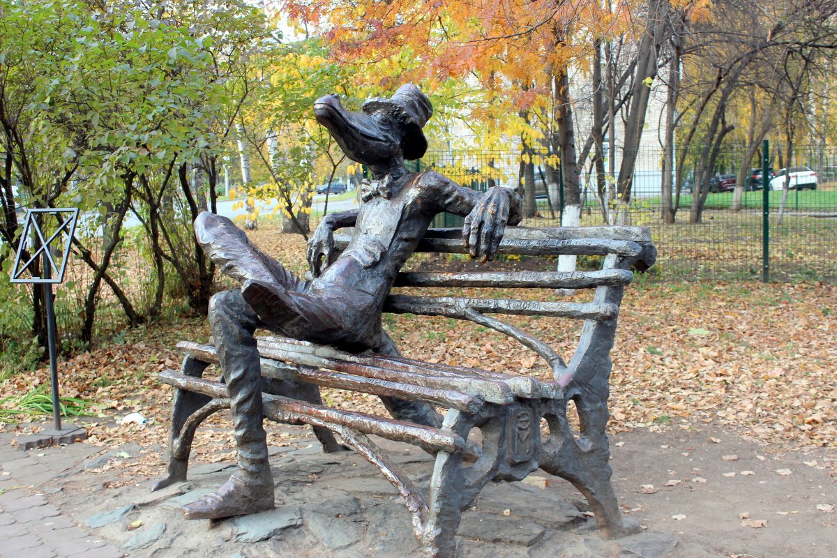 Памятник крокодилу гене в Ижевске