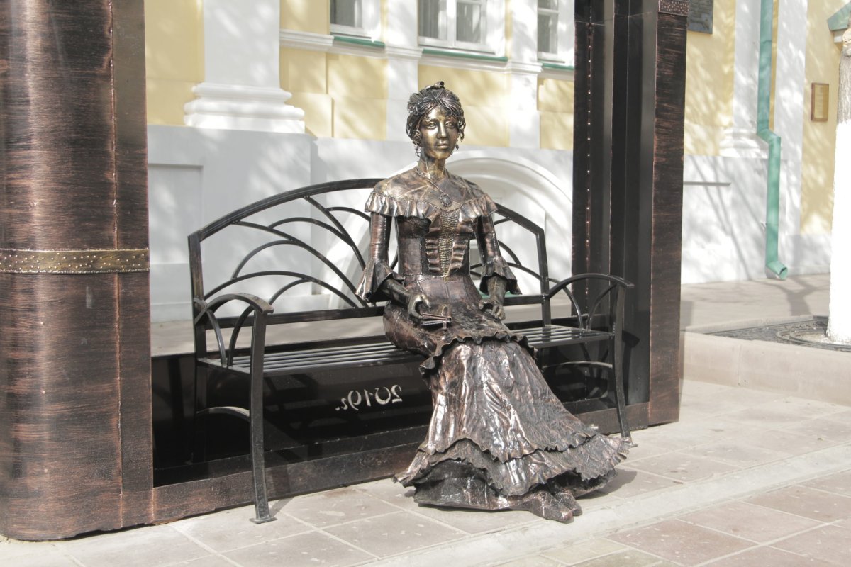 Любочка. Скульптор Сергей Норышев. 1999