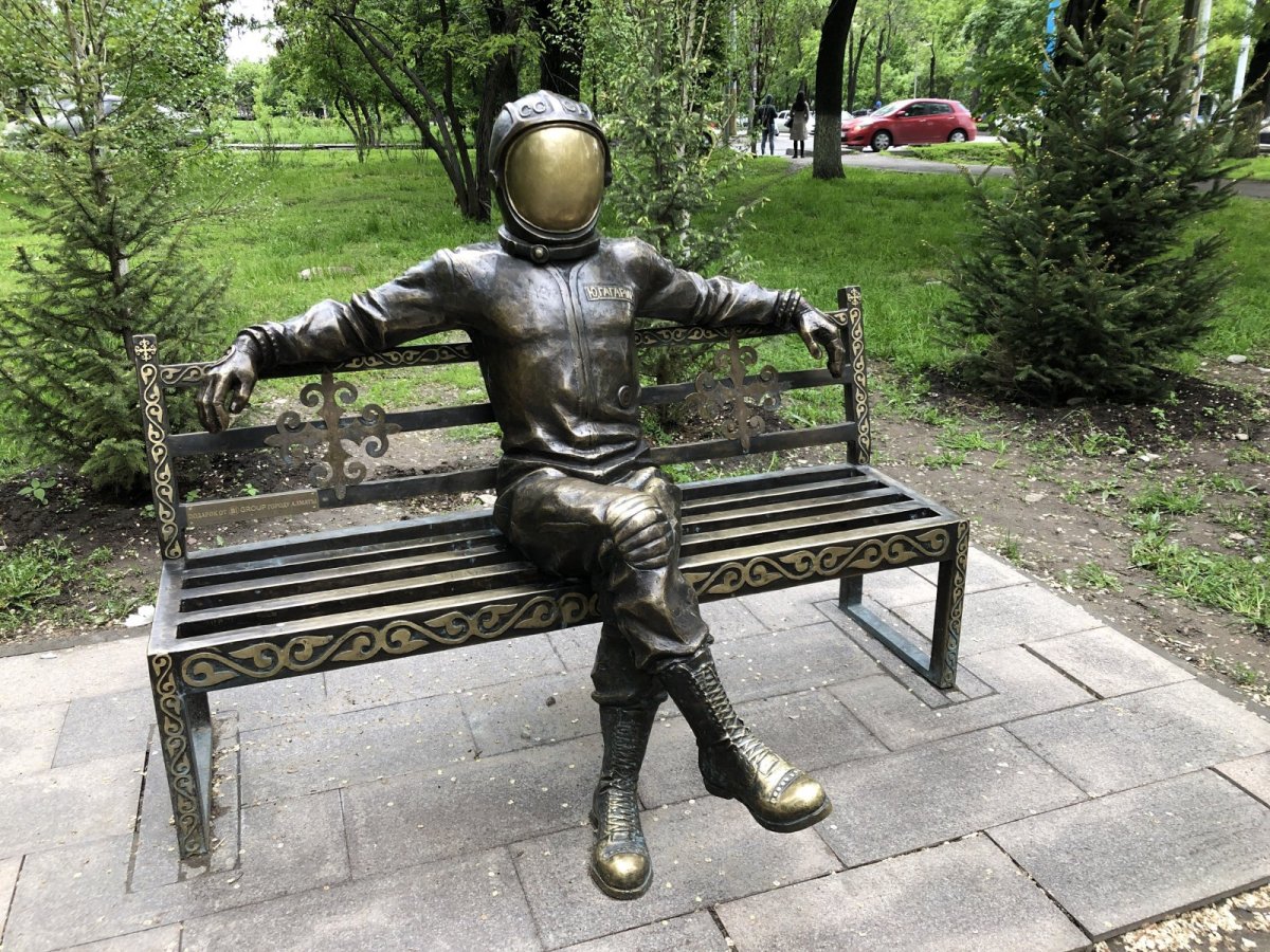 Памятник Юрию Гагарину лавочки