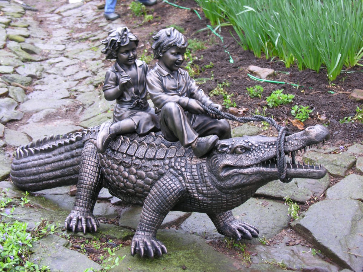 Аллигатор скульптура