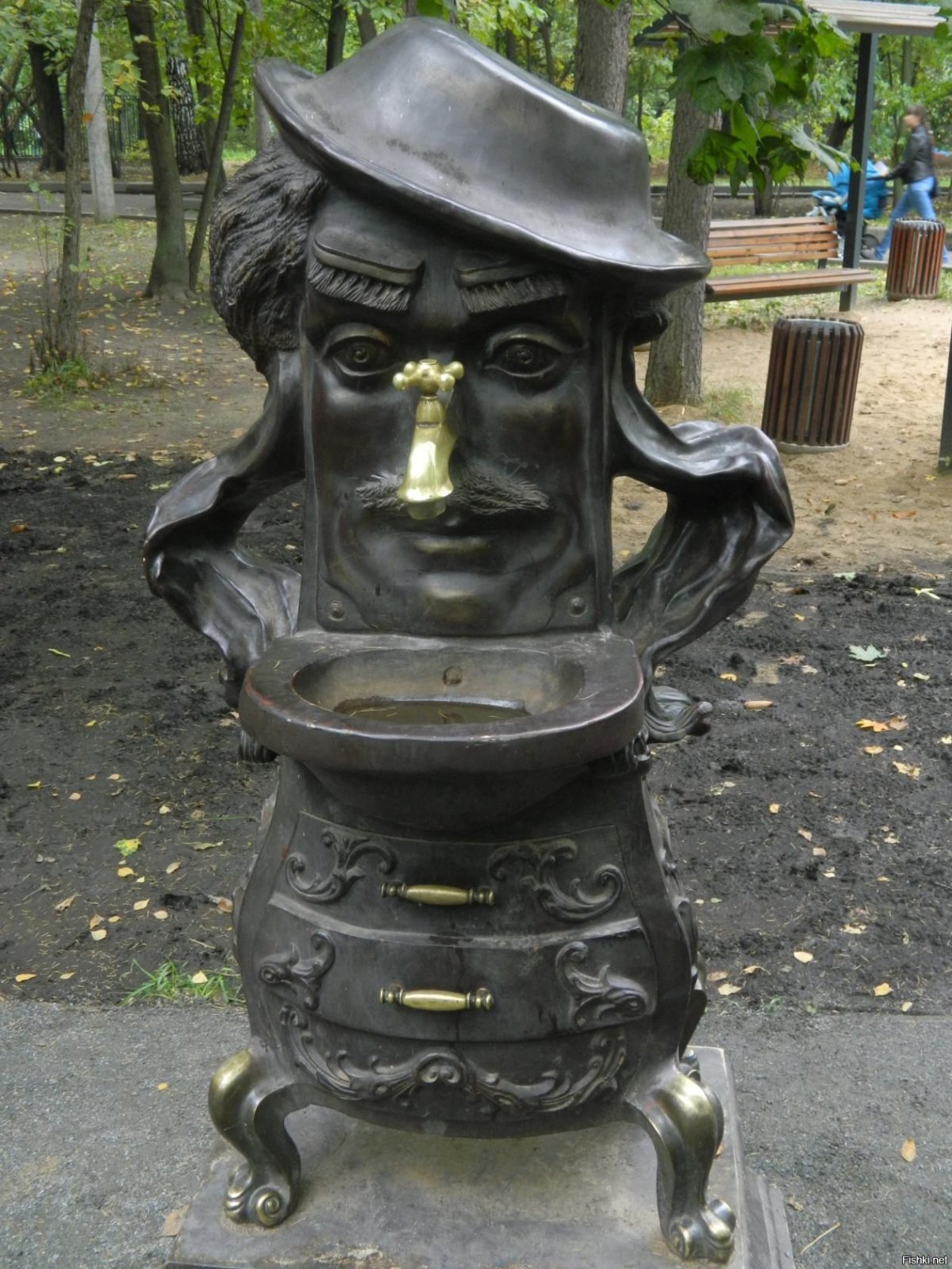 Памятник Мойдодыру в Санкт-Петербурге