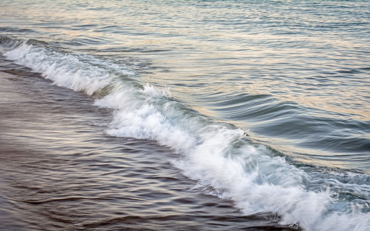 Небольшие волны на море