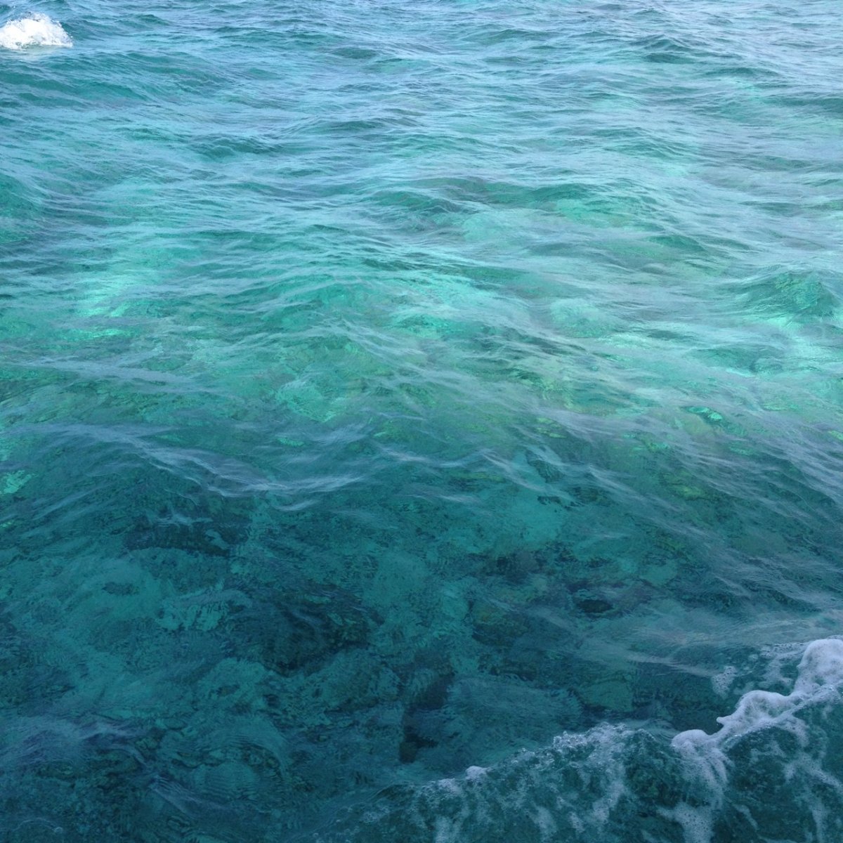 Бирюзовая вода сверху