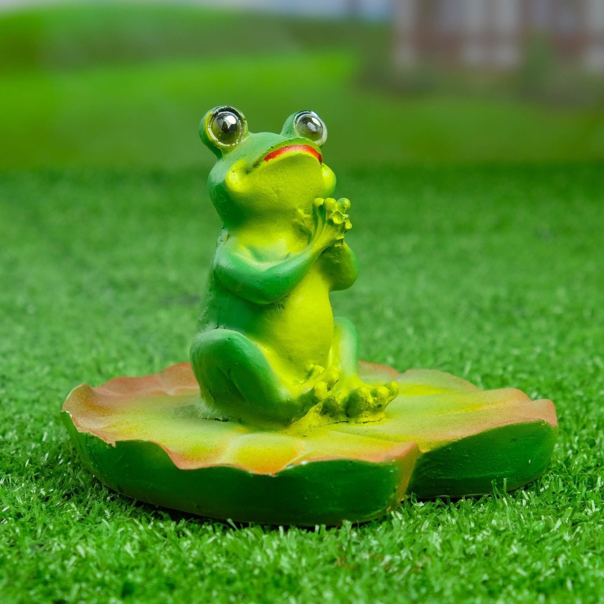 Фигурка лягушки для сада