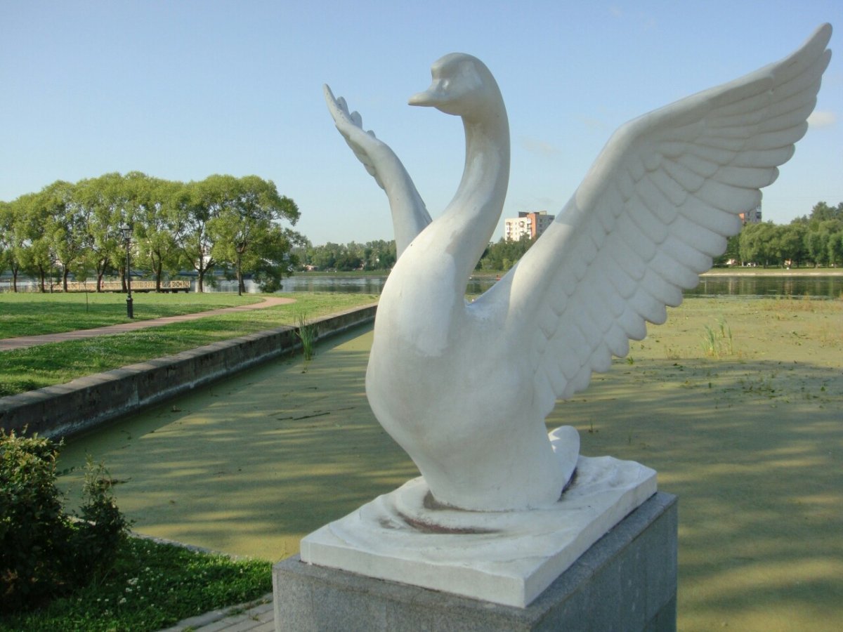 Лебедь в Колпино памятник