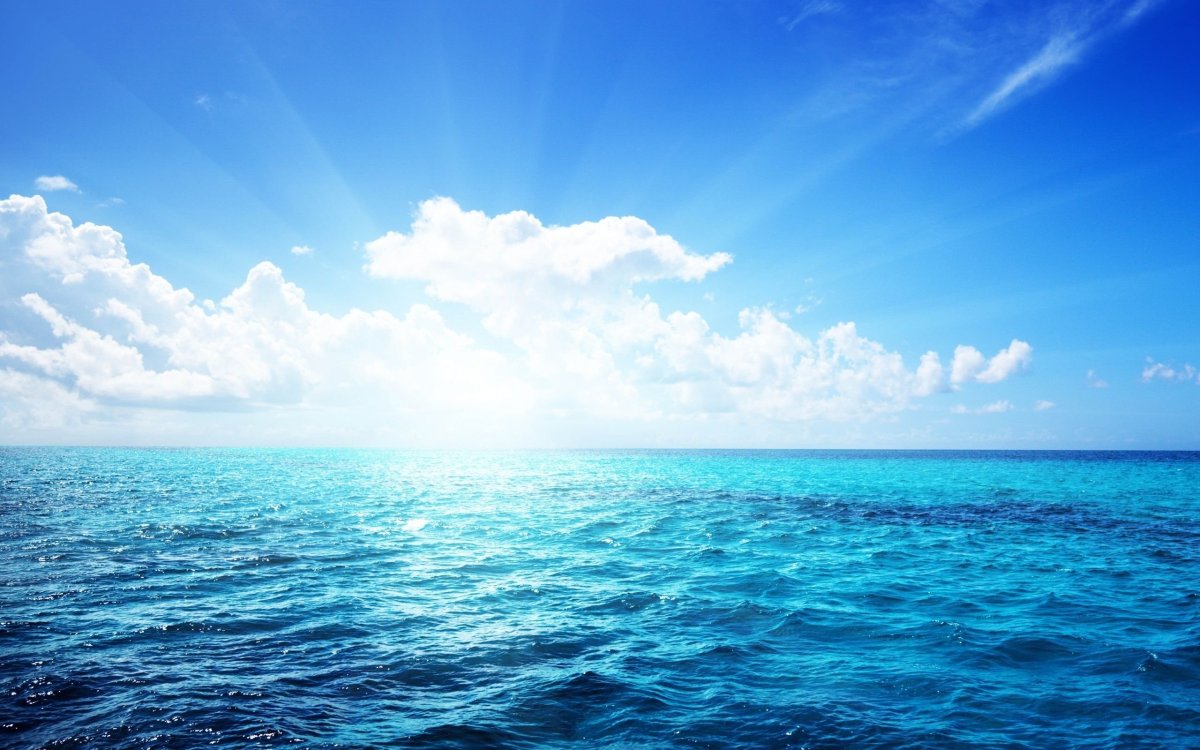 Голубое море