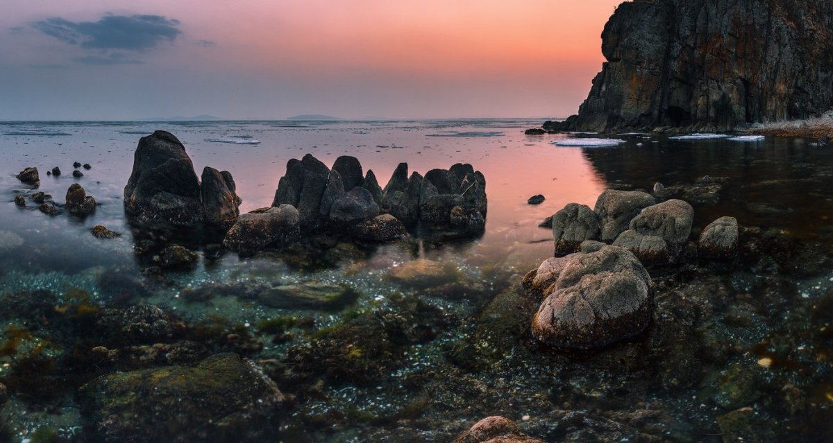 Скалы в море Приморский край