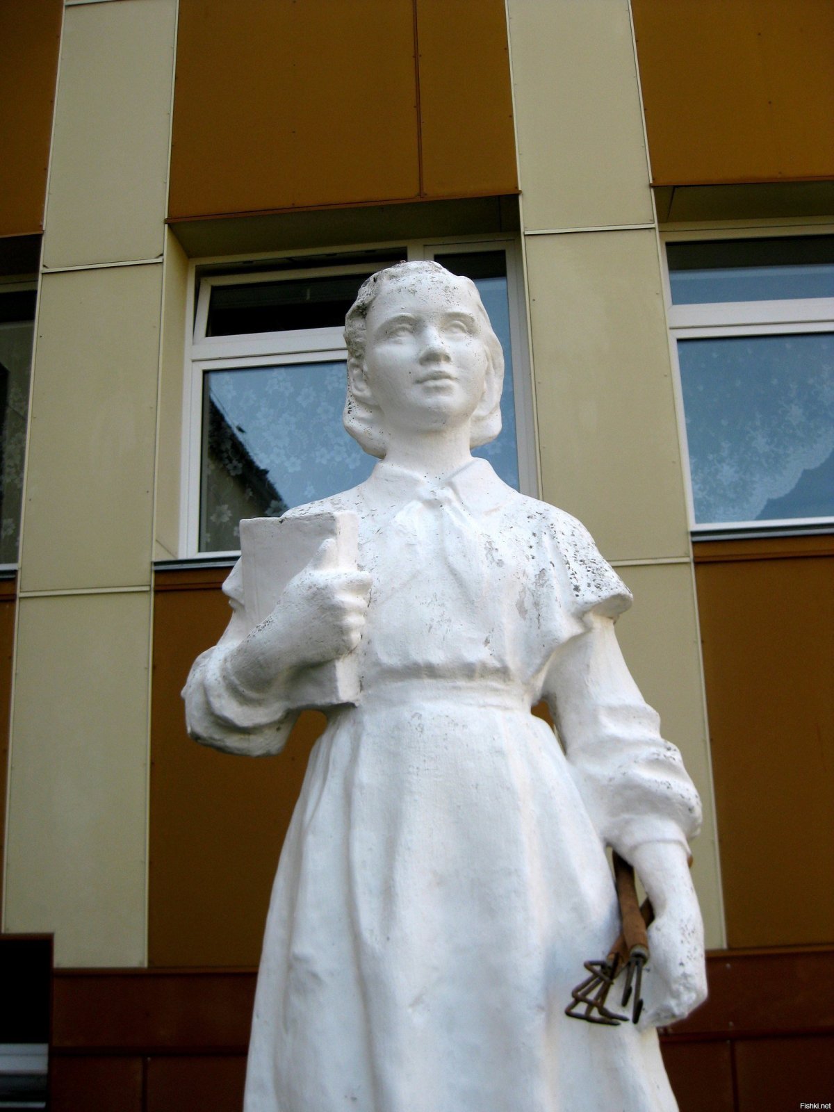 Скульптура пионерка