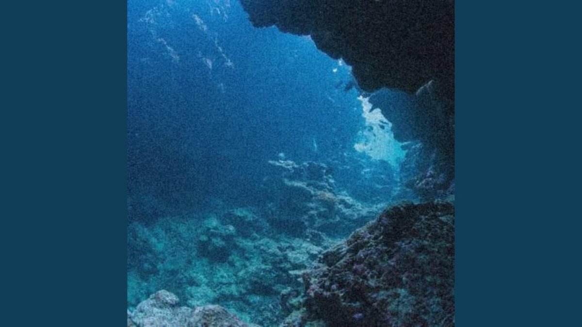 Марианская впадина под водой