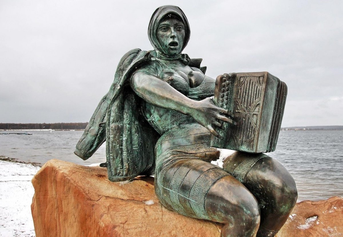Город Солнечногорск, озеро Сенеж, памятник русалке.