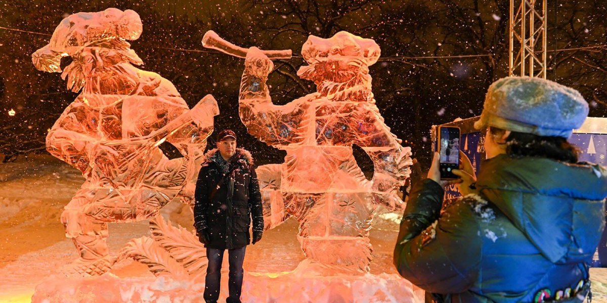 Ледяная скульптура Снеговик на катке
