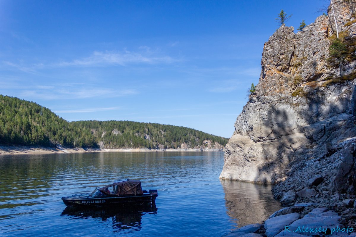 Лодка на Красноярском море