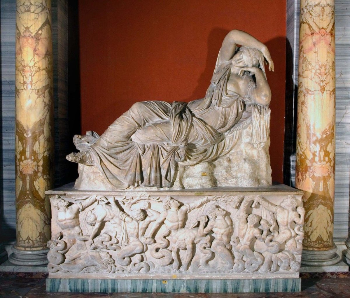 Спящая Ариадна скульптура Vatican