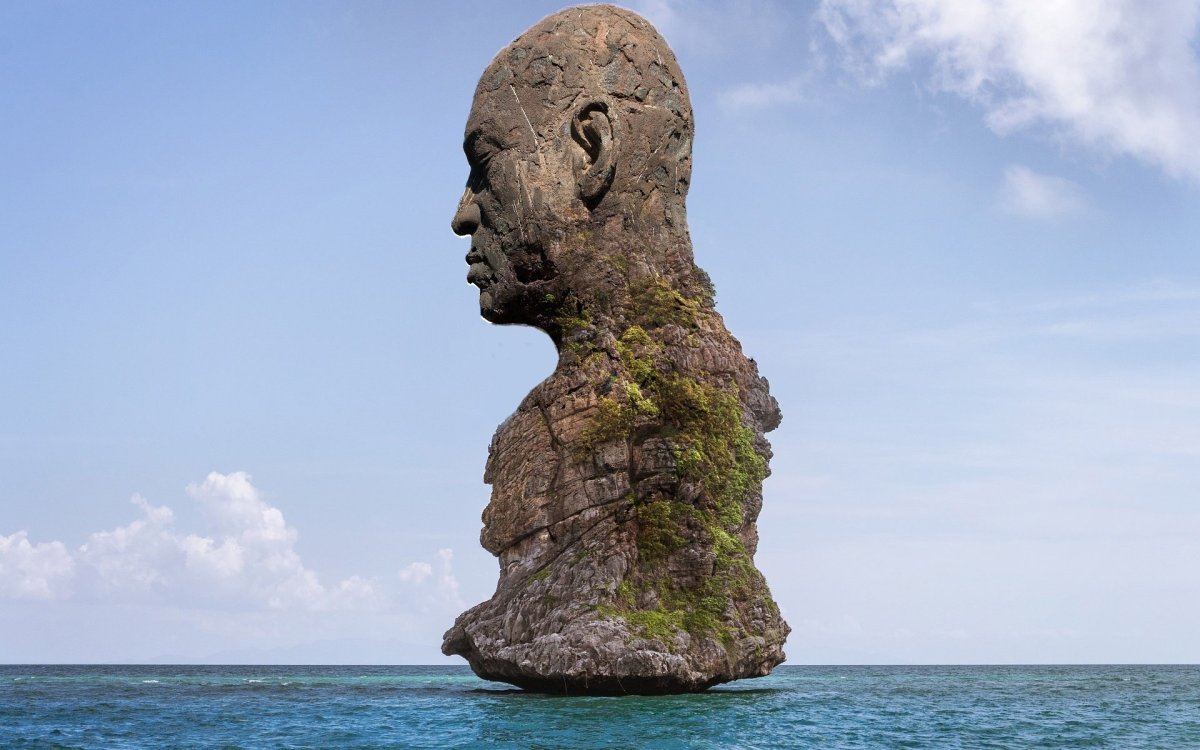 Статуя на берегу моря