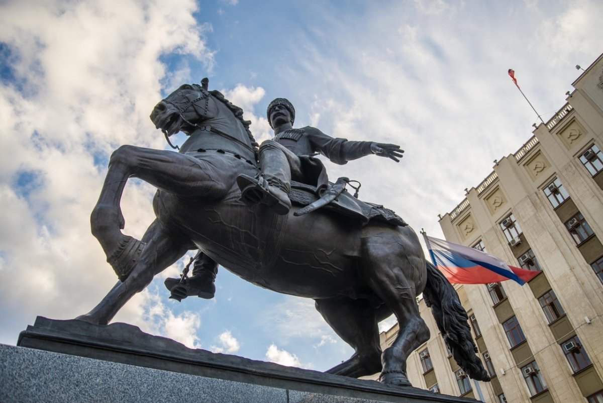 Памятник казакам основателям земли Кубанской в Краснодаре