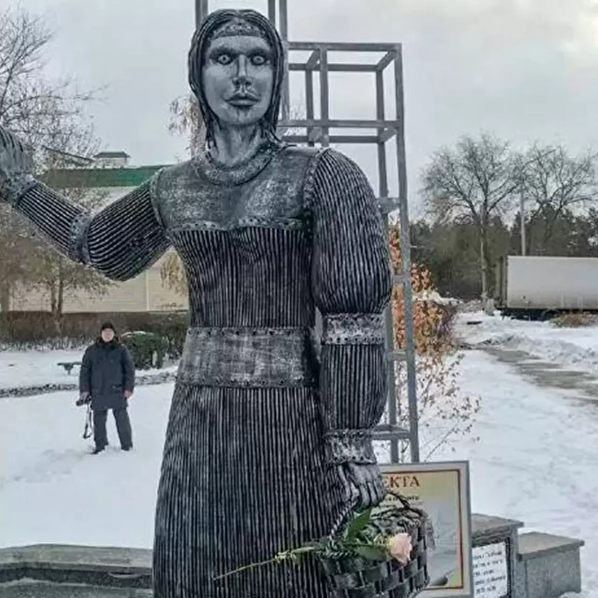 Памятник Аленке в Нововоронеже
