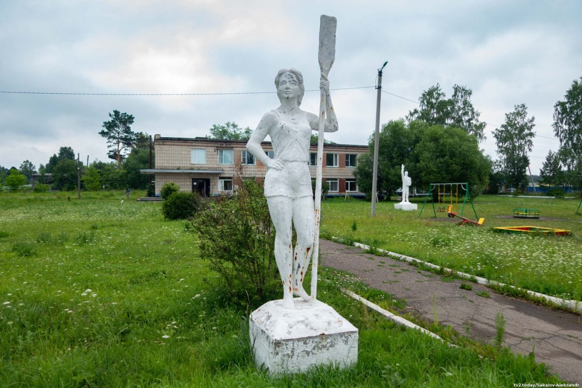 Советская Парковая скульптура Пионер