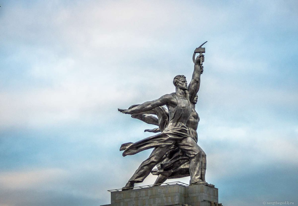 Памятник Пушкин и крестьянка
