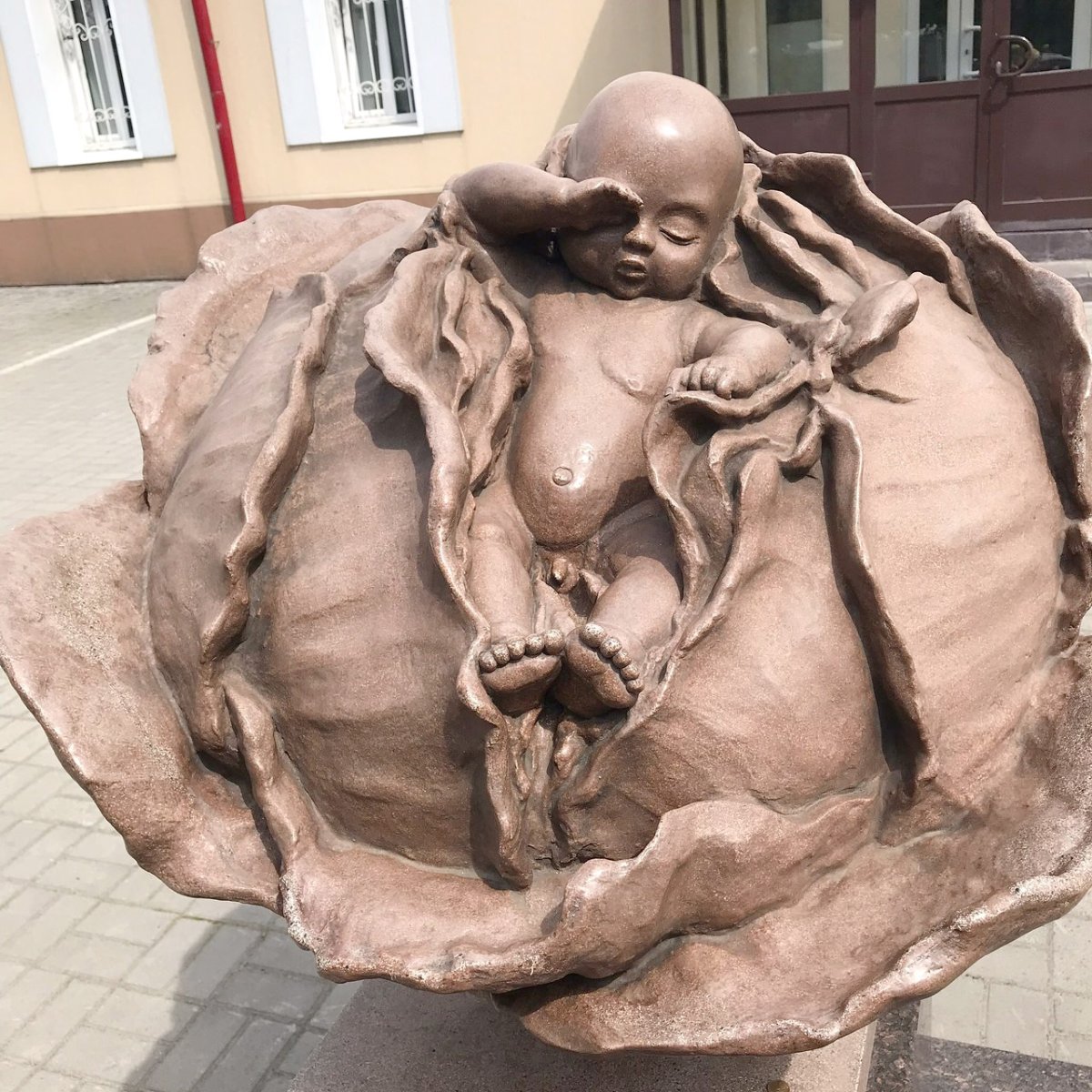 Скульптура младенец в капусте Томск