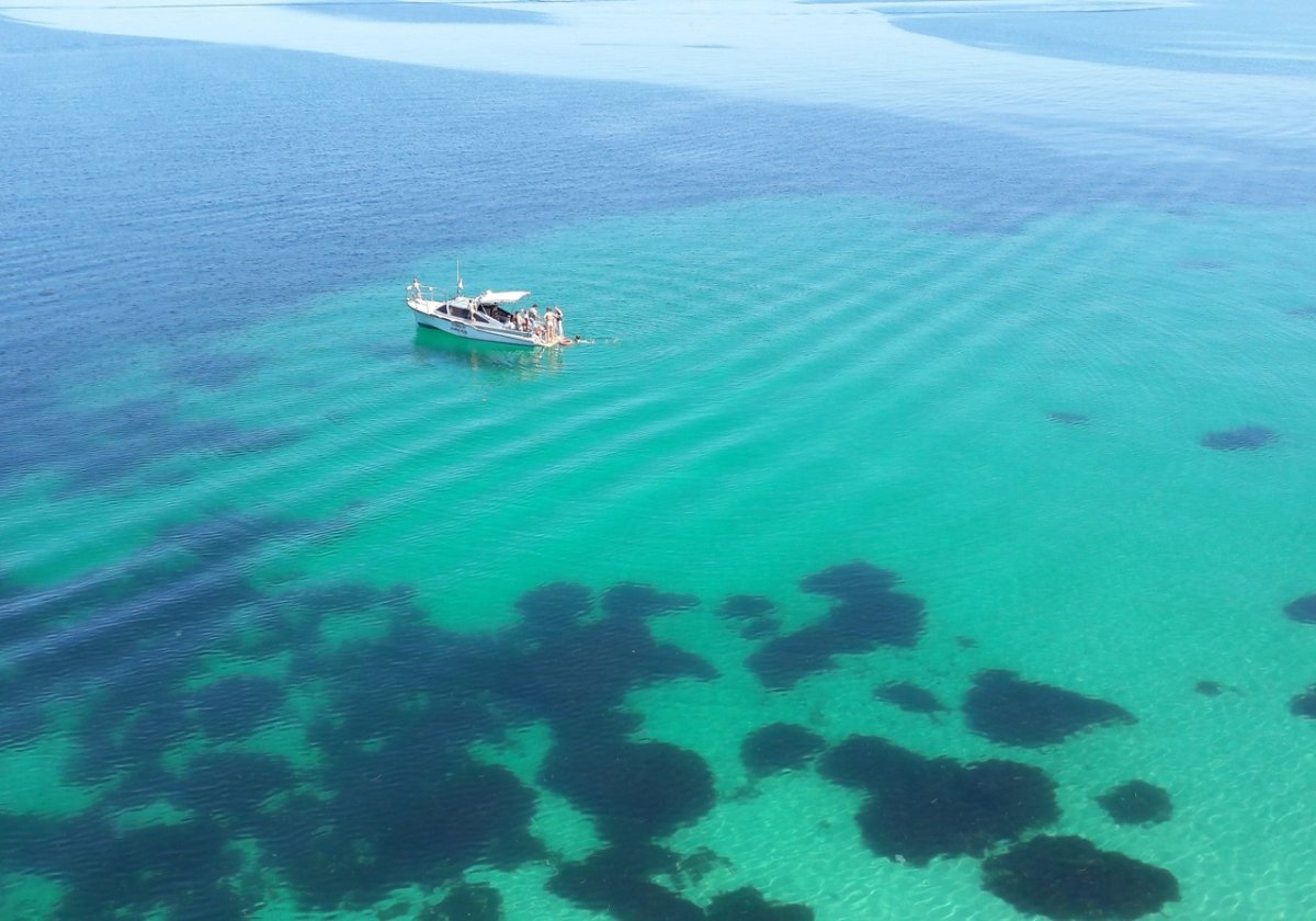 Катер на дне море на юге