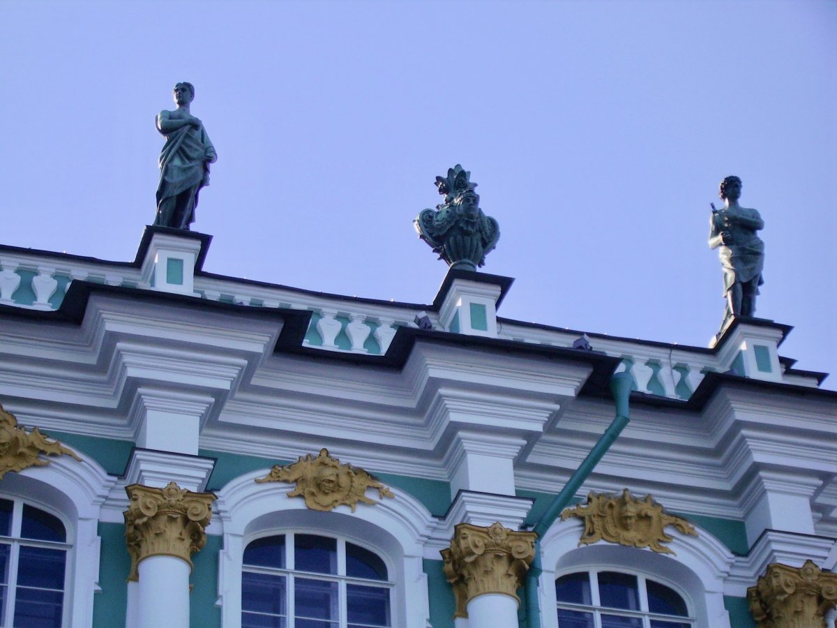 На входе в зимний дворец держат памятник