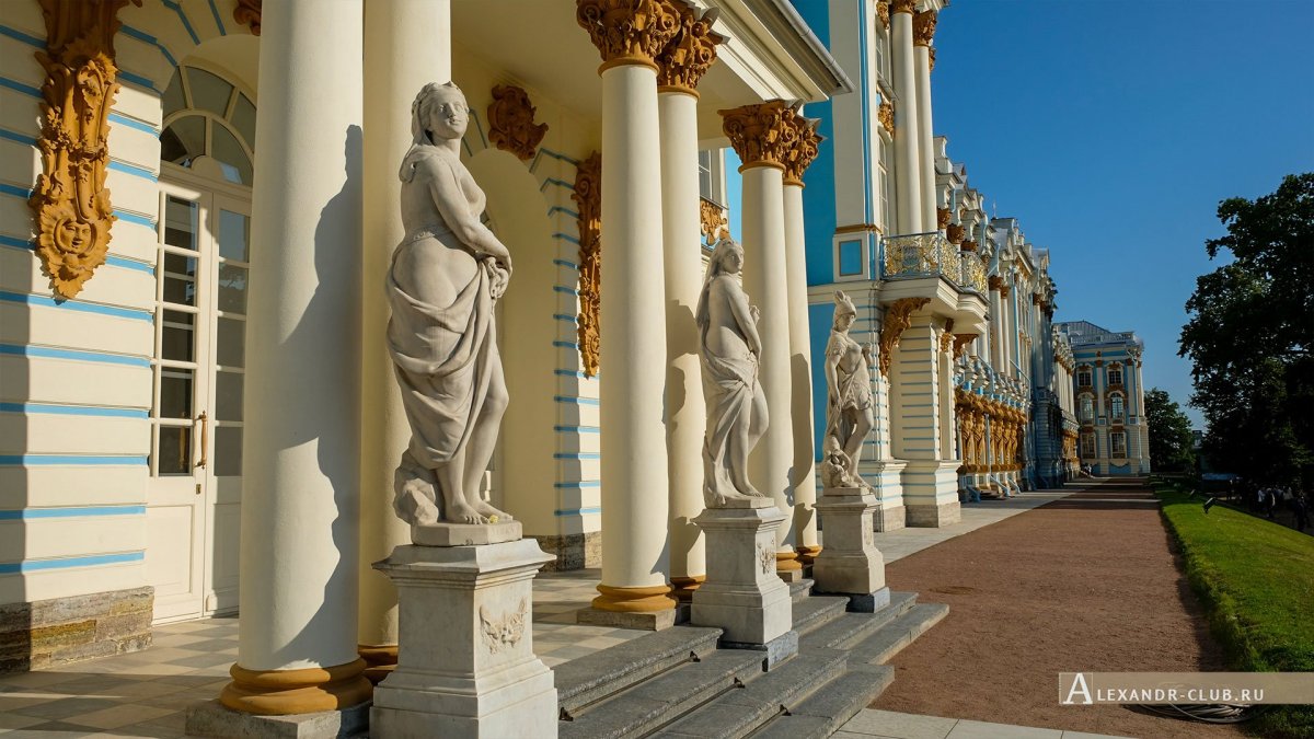 Александровский сад скульптуры за столом