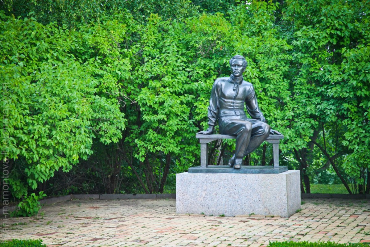 Памятник Лермонтова в Тарханах