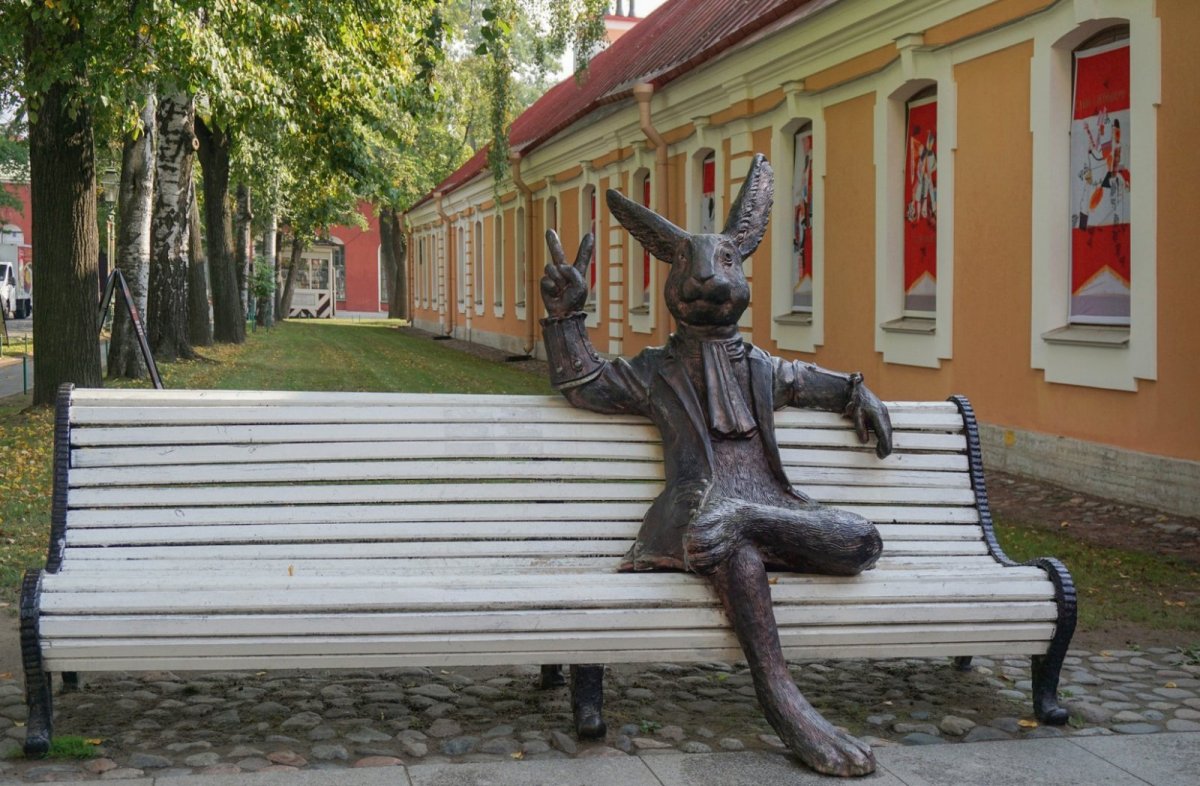 Заяц на скамейке в Петропавловской крепости