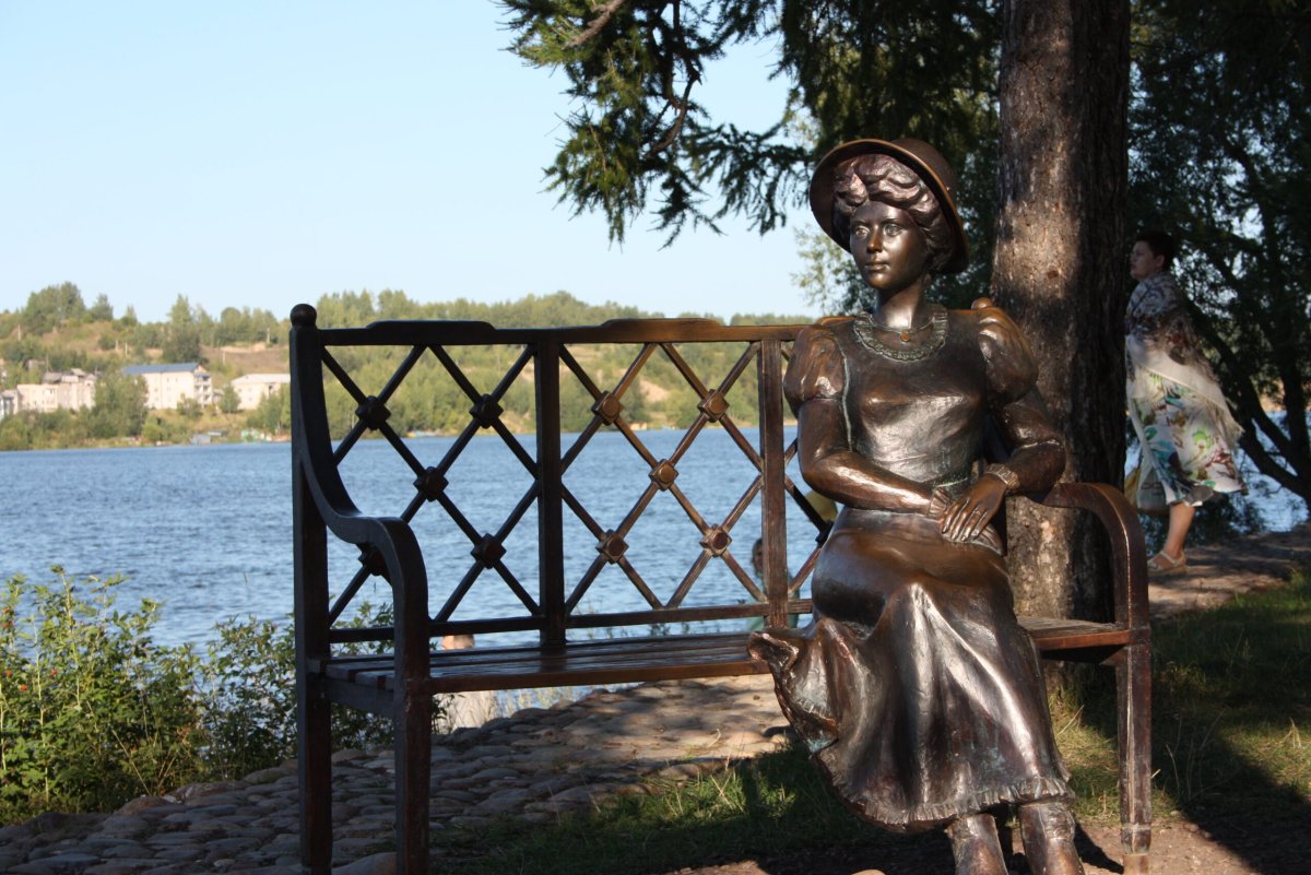 Скульптура Дачница в Плесе