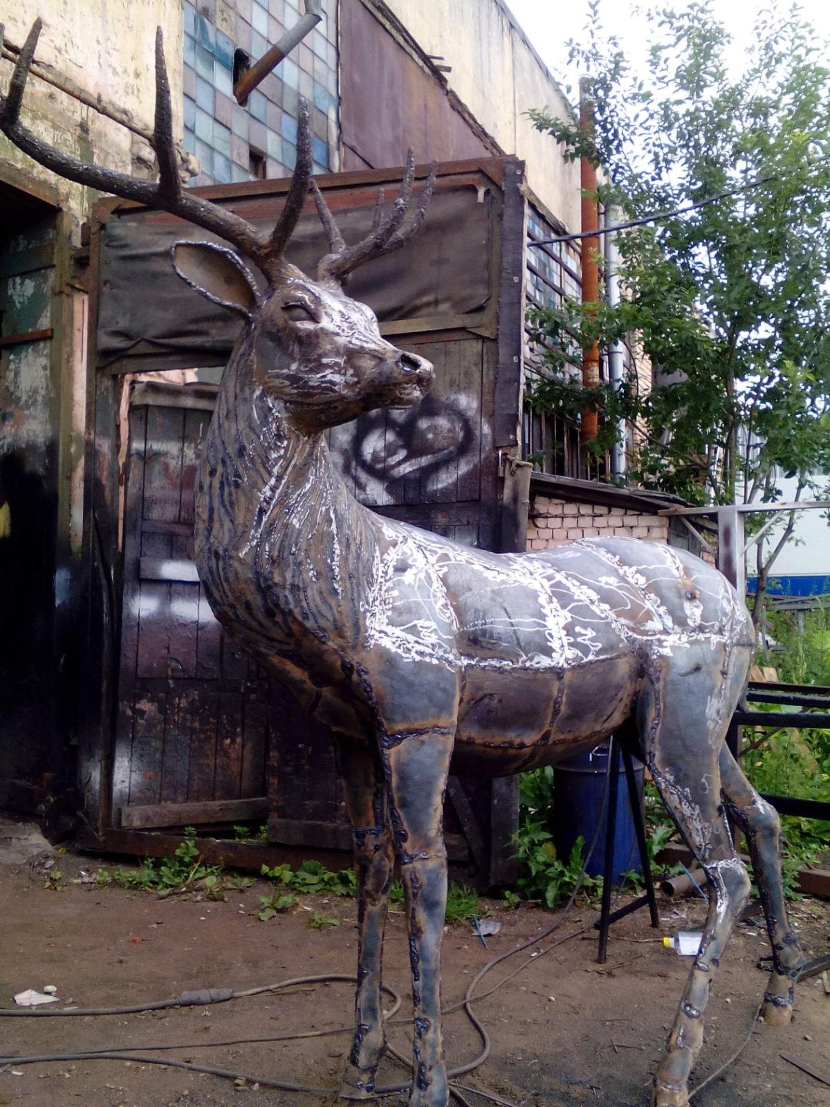 Олень из металла