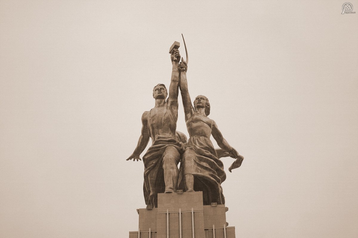 Памятник серп и молот на ВДНХ