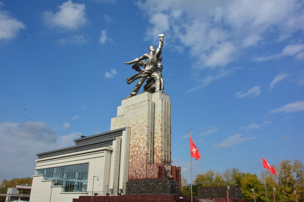 Памятник на ВДНХ рабочий и колхозница